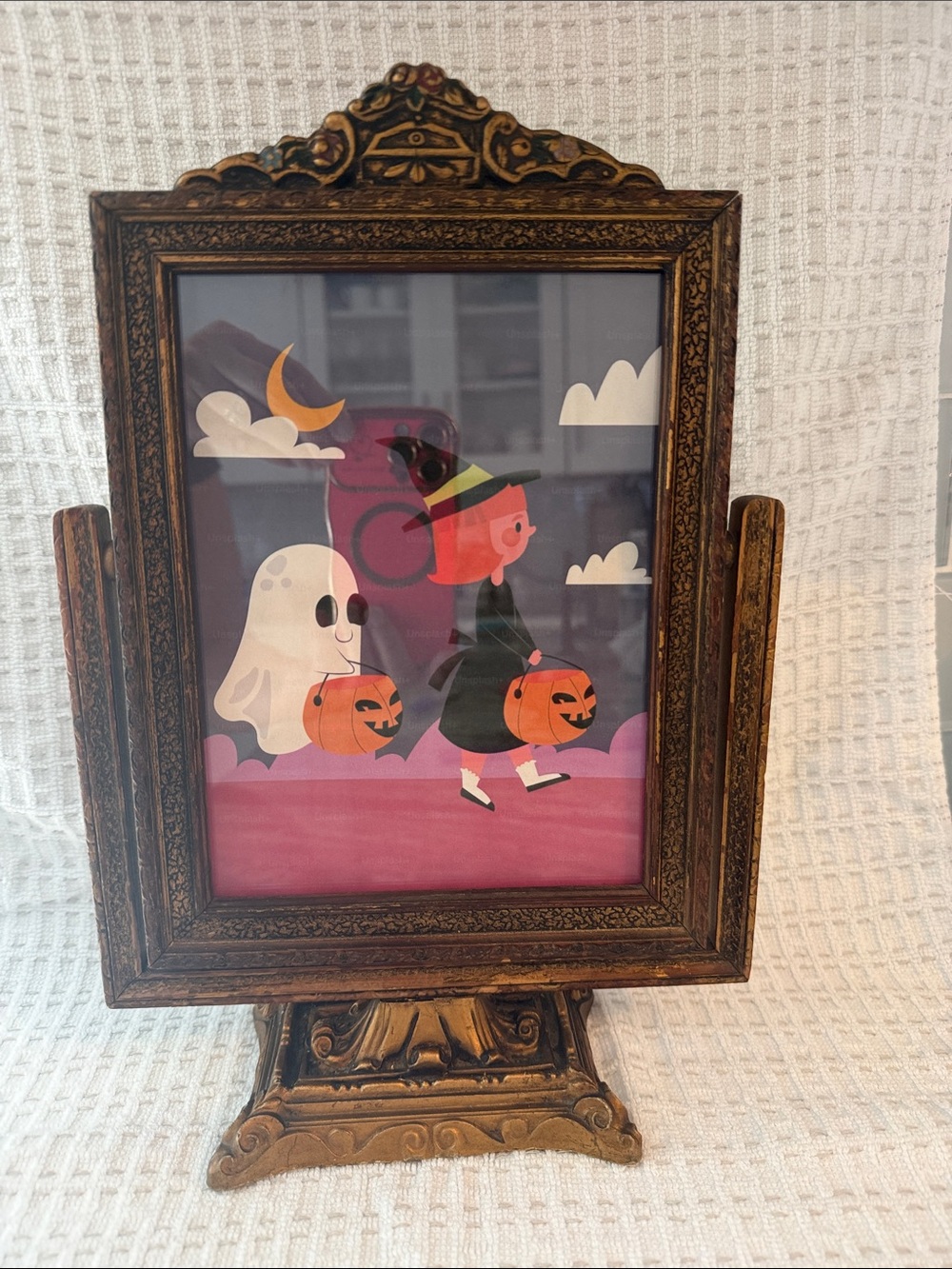 Vintage wood swivel gold picture frame, Halloween picture can be changed